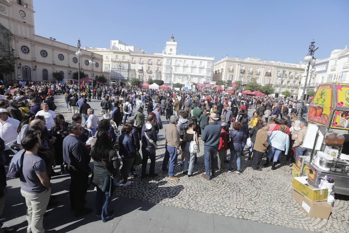 Gran ambiente en la Ostionada en la Plaza de San Antonio