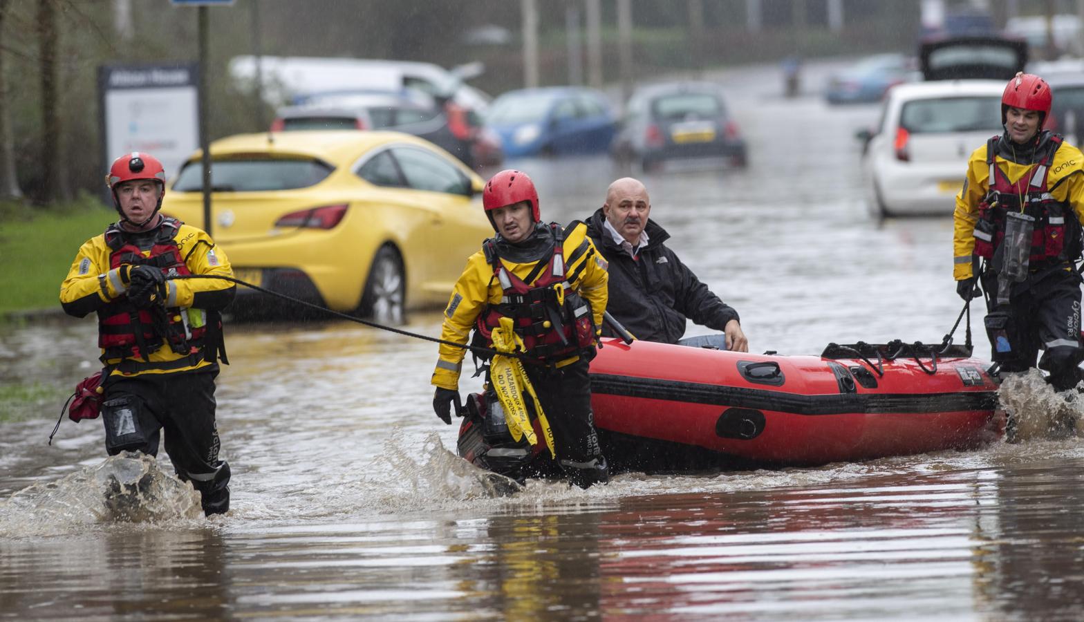 Los servicios de emergencia rescatan en una lancha neumática a un hombre en la ciudad de Nantgarw