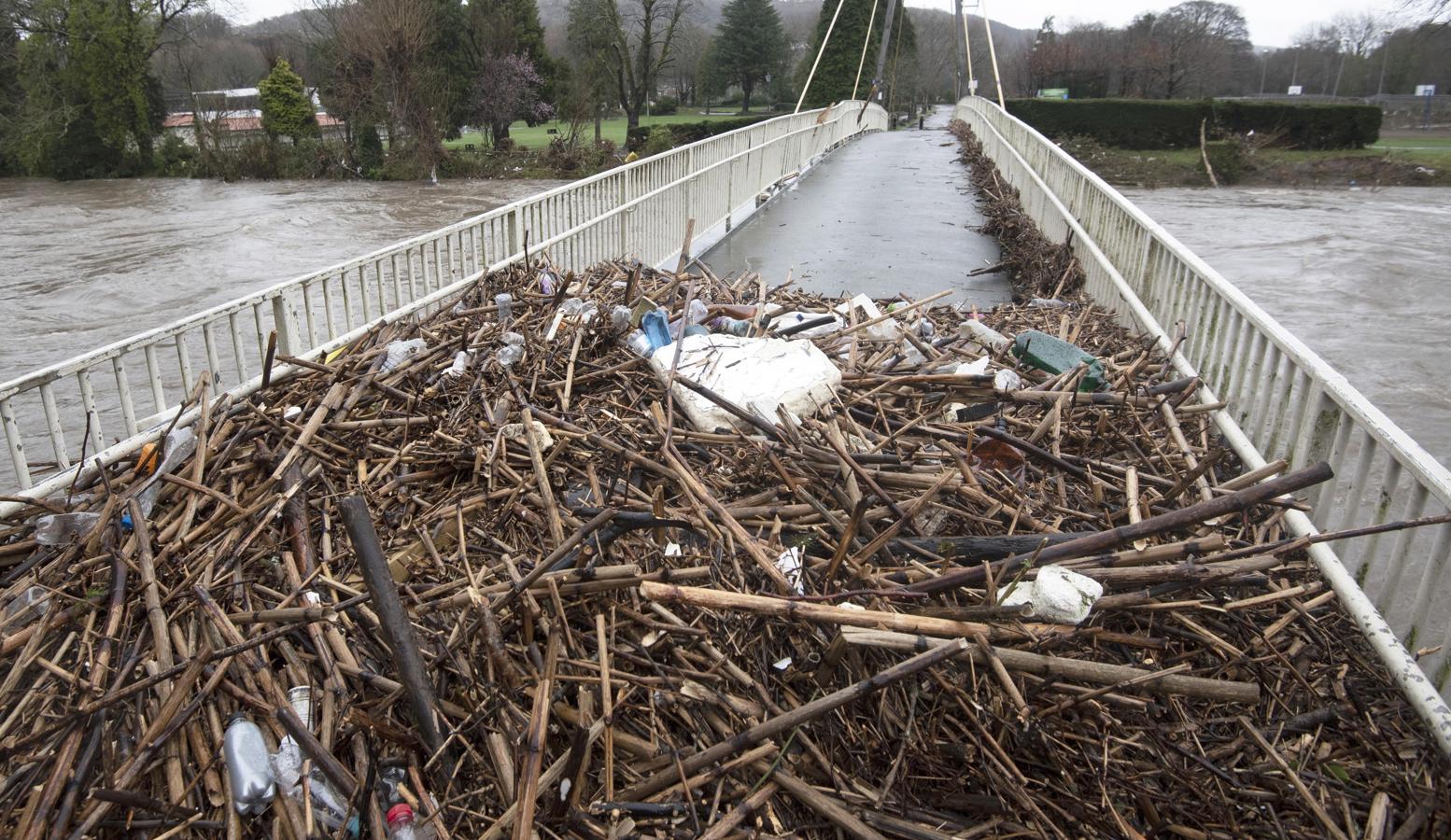 El río que atraviesa la ciudad de Pontypridd, casi al nivel del puente, intransitable por las ramas, botellas y todo tipo de objetos