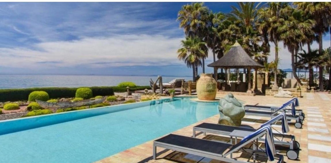 Villa de lujo en Los Monteros. La casa más cara de España está en Málaga, concretamente en el distrito marbellí de Las Chapas, en plena Costa del Sol. Limita con el histórico municipio de Mijas y está muy cerca del paraje natural Dunas de Artola y del puerto de Cabopinola. Tras la puerta de la ciudad está la playa y entre sus muros  sus futuros propietarios gozarán de un espacio ajardinado con una <a href="https://www.abc.es/summum/living/ocio/abci-piscinas-infinitas-espectaculares-mundo-302706158727-20190707041441_galeria.html" target="_blank">enorme piscina</a>