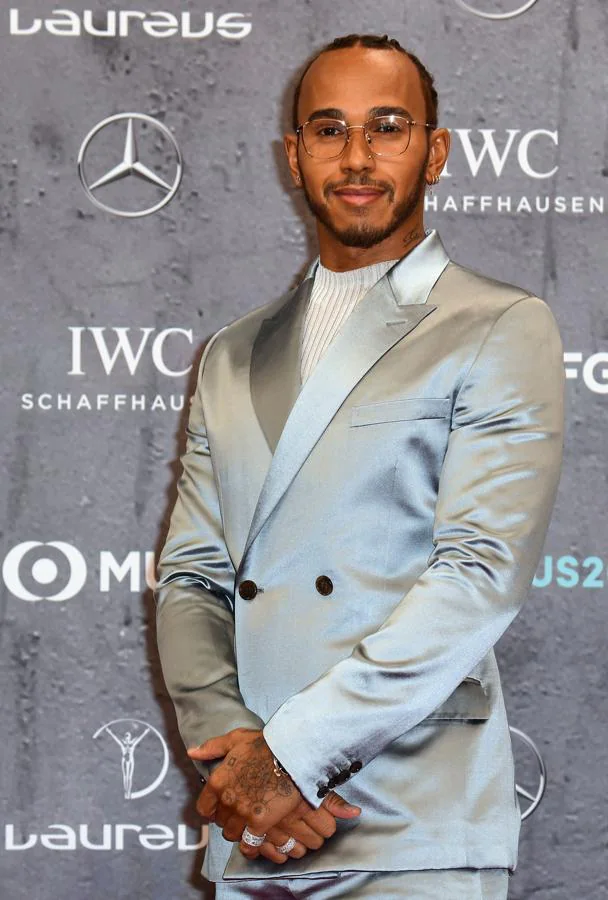 El piloto Lewis Hamilton fue sin duda uno de los más atrevidos de la noche con un traje de chaqueta plateado que combinó con un jersey claro de canalé. 