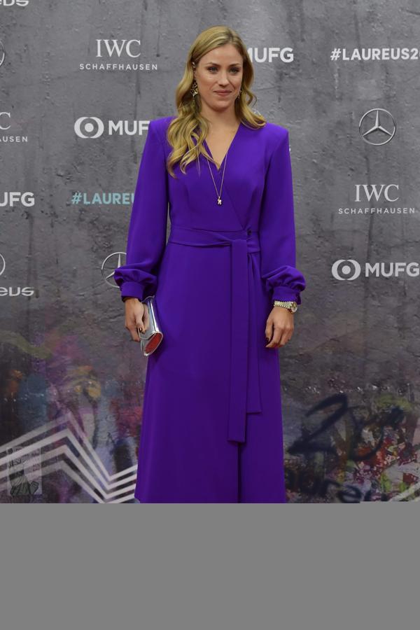 La tenista alemana Angelique Kerber posó en la alfombra roja con un favorecedor vestido en uno de los colores tendencia de la temporada: el morado. 