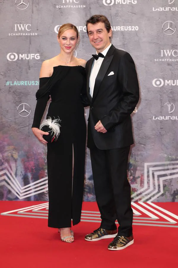 Marta Hazas y su marido, Javier Veiga, también desfilaron por la alfombra roja de los Premios Laureus. Él con un esmoquin y la actriz con un espectacular vestido negro de escote «bardot». 