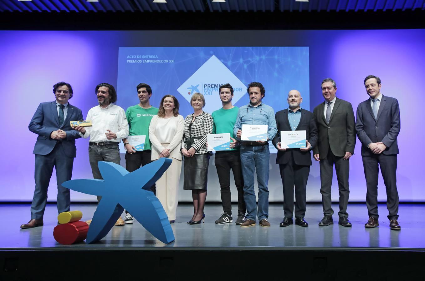 La empresa ganadora y las finalistas con sus distinciones