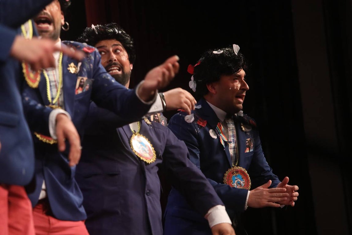 FOTOS: La chirigota Aquí estamos de paso el COAC 2020