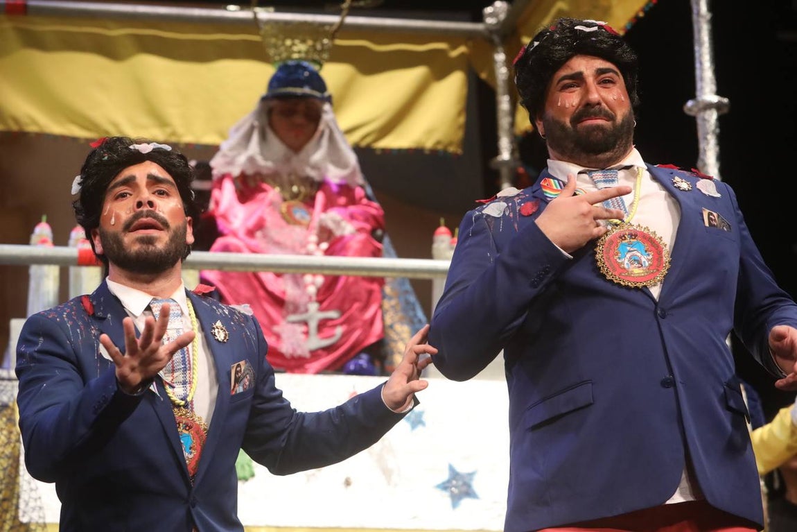 FOTOS: La chirigota Aquí estamos de paso el COAC 2020