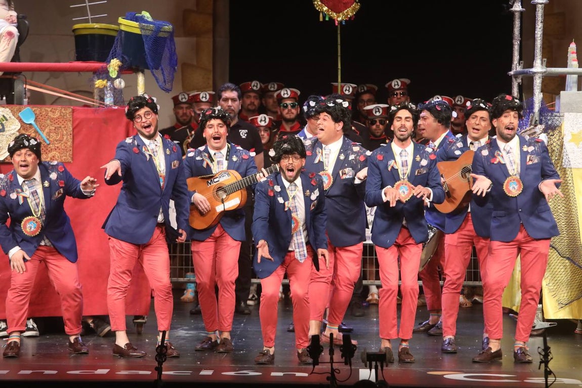 FOTOS: La chirigota Aquí estamos de paso el COAC 2020