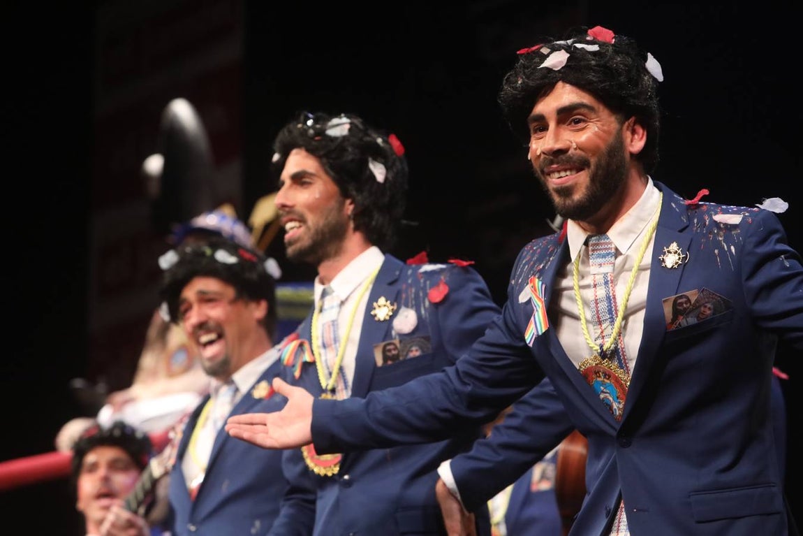 FOTOS: La chirigota Aquí estamos de paso el COAC 2020