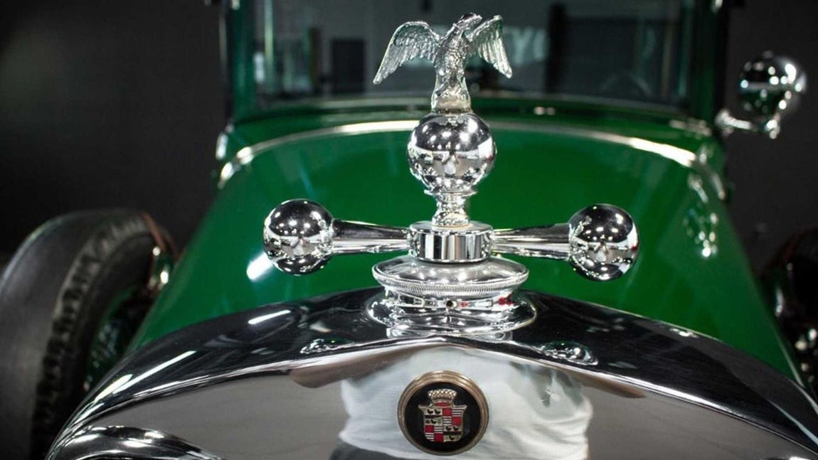 Cadillac Town Sedan. La ventanilla trasera del coche es otra de sus particularidades: también se modificó para bajarse lo más rápido posible y responder a un posible ataque de sus rivales. Se encargó este trabajo al taller de carrocería de Ernest Capstran  que reveló todo el proceso detalles: indicó que los hombres de Capone le dejaron el coche y le ordenaron que lo devolviera a la tienda para que ningún transeúnte pudiera ver qué intervenciones estaba realizando