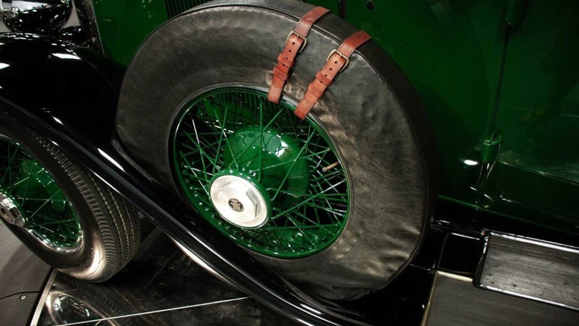 Cadillac Town Sedan. El dueño del concesionario explicó todo el proceso relacionado con la protección de la carrocería: cortó la parte trasera del cuerpo para insertar una placa de acero envuelta en asbesto y lo reforzó con piezas de plomo. Capstran explicó que su hijo había ayudado con el proceso de de lijado entre capas de laca del coche. Capone se presentó en persona en el concesionario para  pagar la factura y, cuando vio el resultado, le dio a Capstrain el doble del precio solicitado