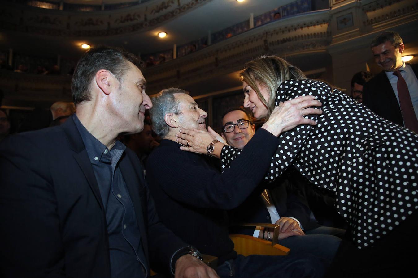 La alcaldesa de Toledo, Milagros Tolón, saluda a Juan Diego. 