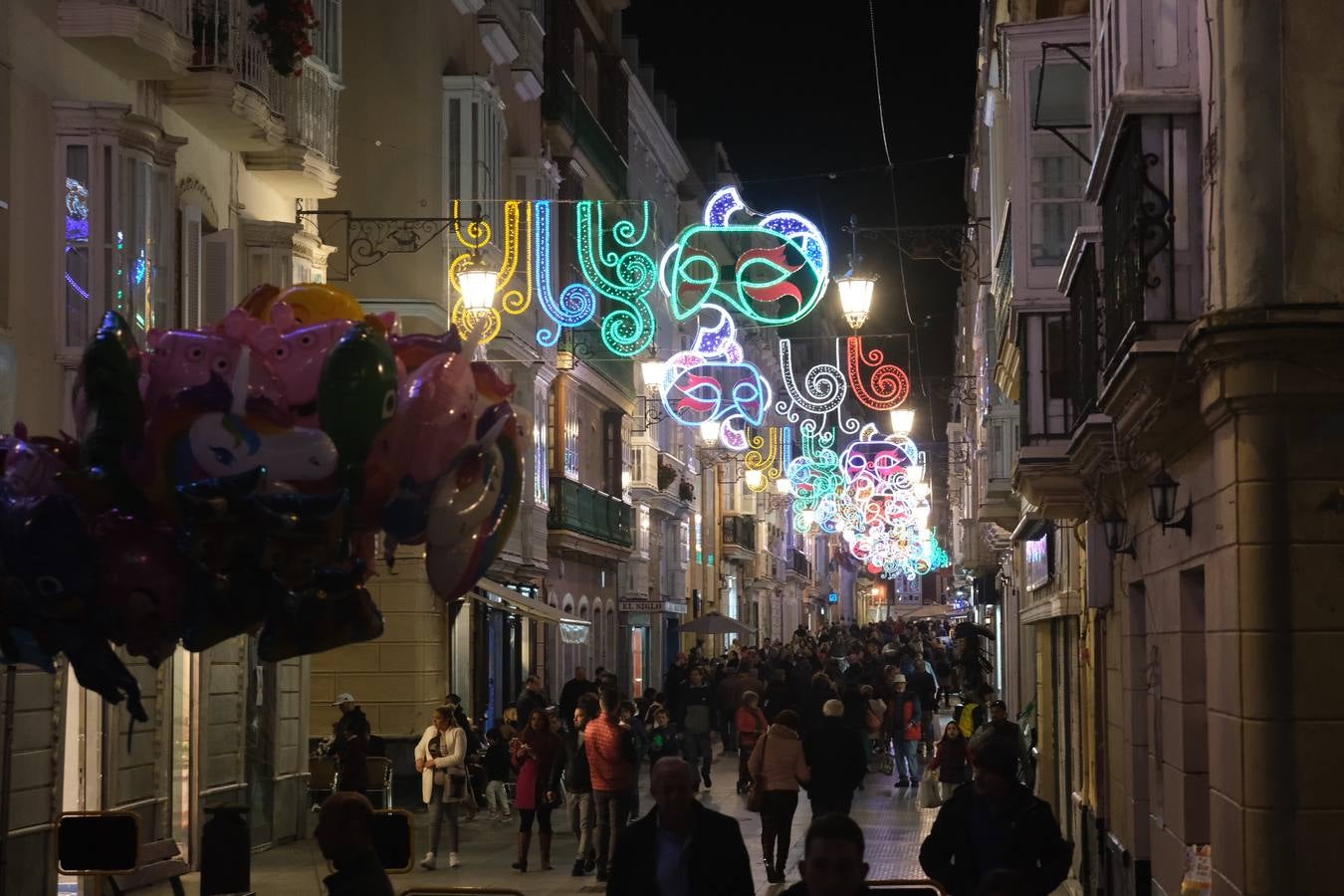 FOTOS: Cádiz estrena iluminación de Carnaval