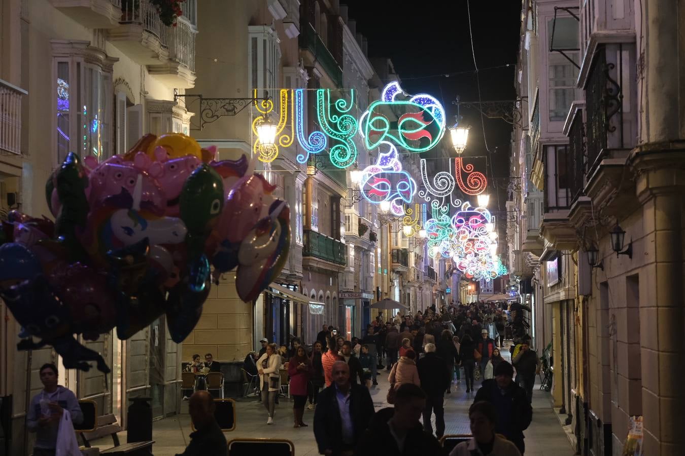 FOTOS: Cádiz estrena iluminación de Carnaval