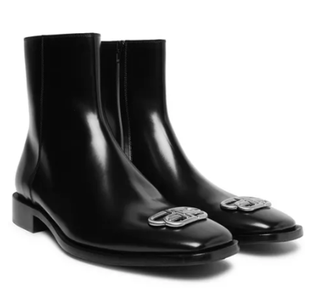Botines negros de Balenciaga. Para los amantes de los detalles especiales y modelos más excéntricos, estas botas de Balenciaga con hebilla en forma del emblema de la casa son ideales. Precio: 1 225 euros.