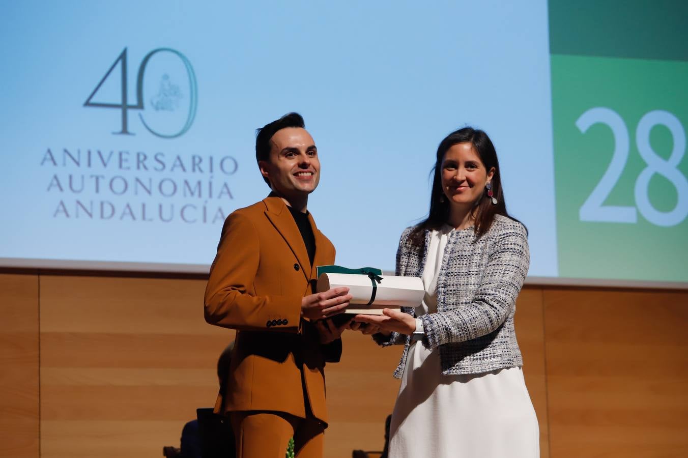 El acto de entrega de banderas de Andalucía en Córdoba, en imágenes