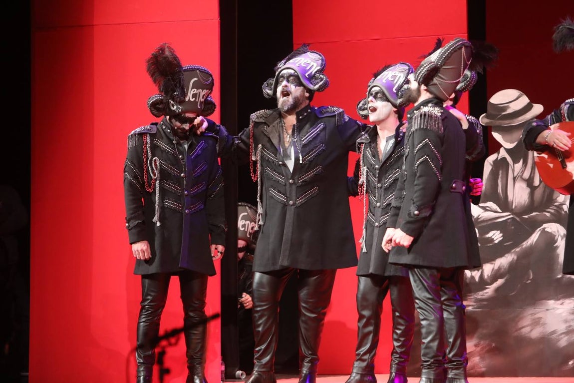 FOTOS: La antología de Juan Carlos Aragón levanta el Falla