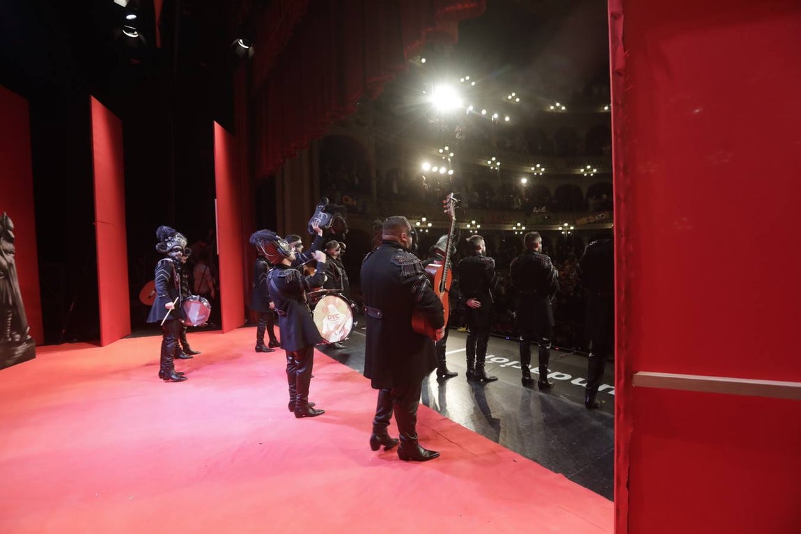 FOTOS: La antología de Juan Carlos Aragón levanta el Falla