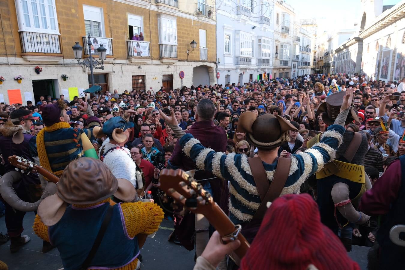 FOTOS: Gran ambiente en la Batalla de coplas del Carnaval de Cádiz 2020