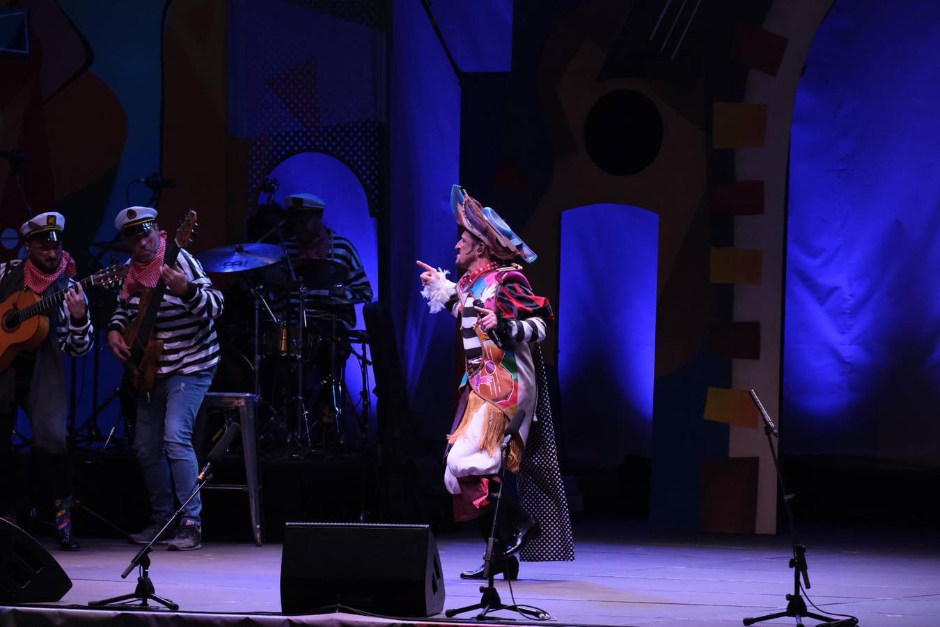 FOTOS: David Palomar, pregonero del Carnaval de Cádiz, levanta la plaza de San Antonio