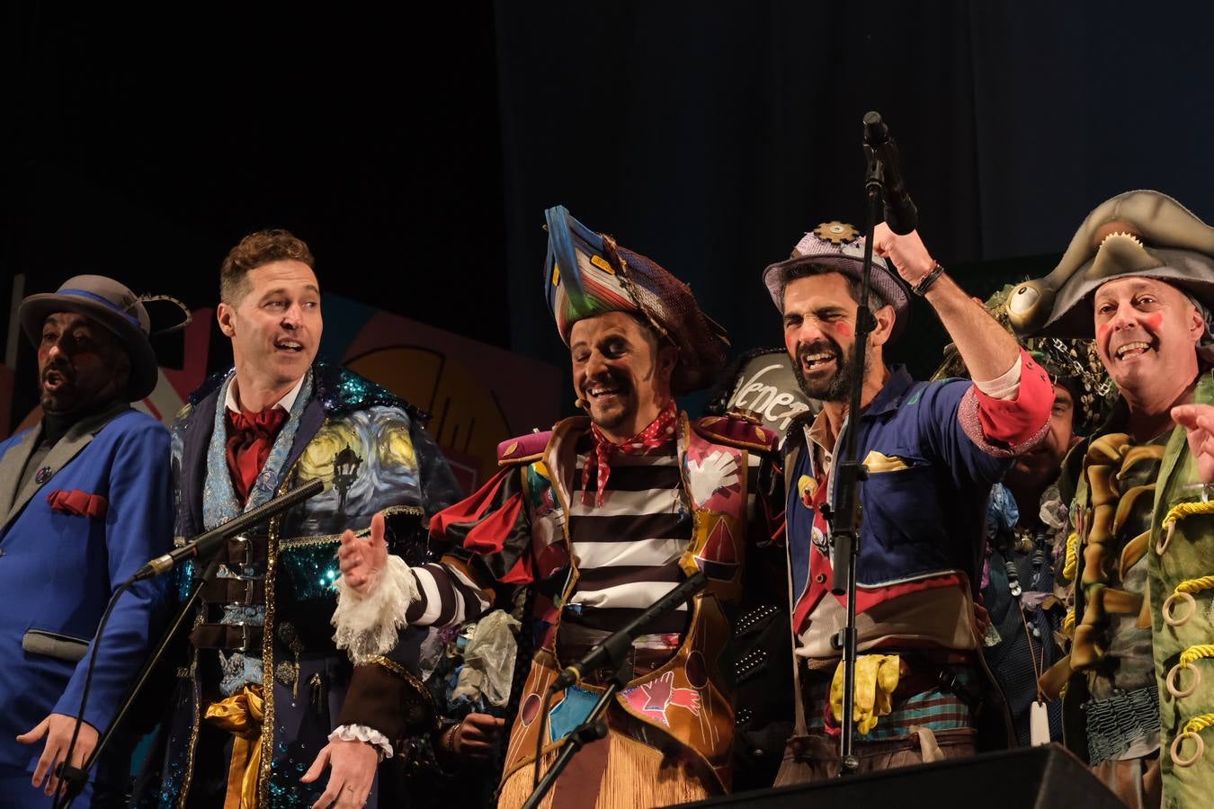 FOTOS: David Palomar, pregonero del Carnaval de Cádiz, levanta la plaza de San Antonio