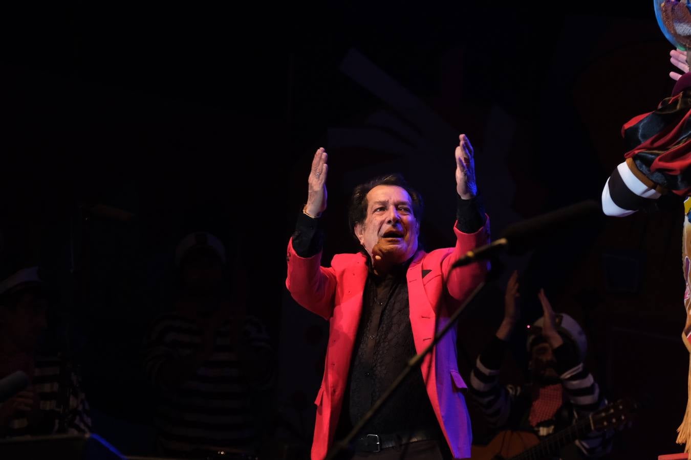 FOTOS: David Palomar, pregonero del Carnaval de Cádiz, levanta la plaza de San Antonio