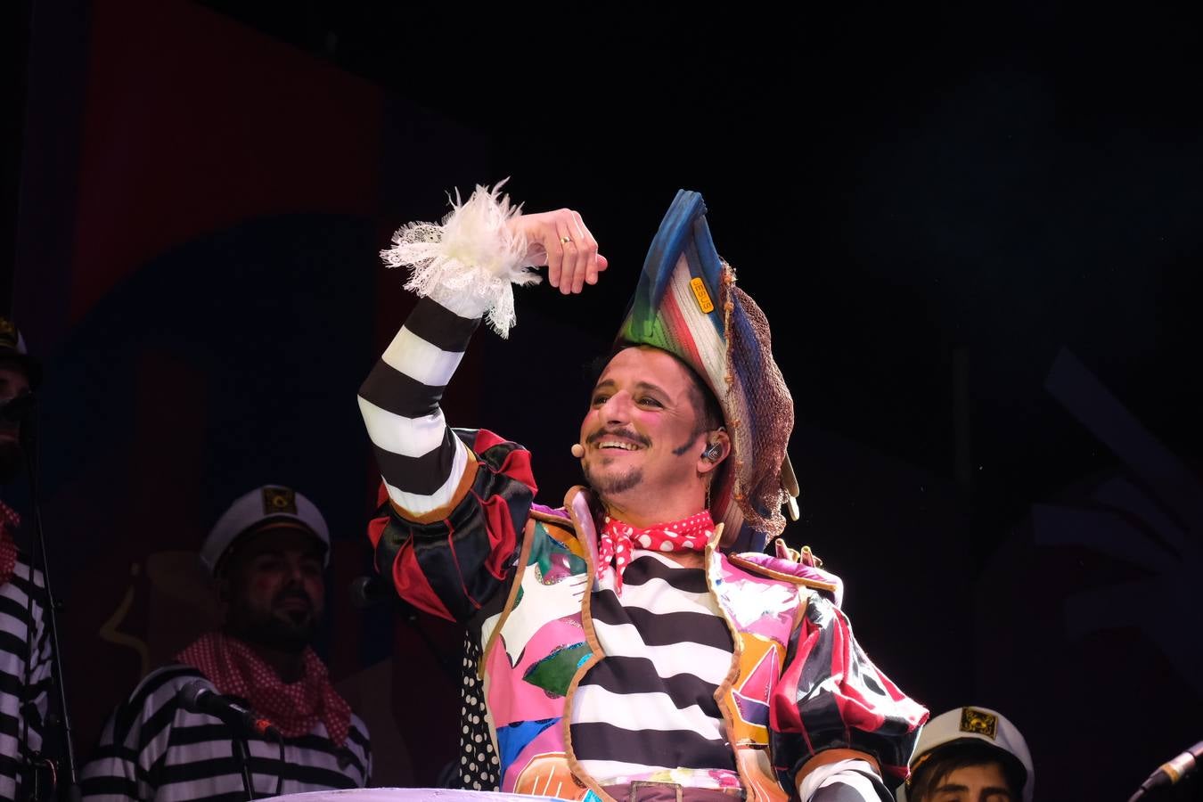 FOTOS: David Palomar, pregonero del Carnaval de Cádiz, levanta la plaza de San Antonio