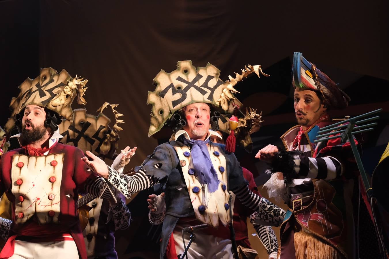 FOTOS: David Palomar, pregonero del Carnaval de Cádiz, levanta la plaza de San Antonio