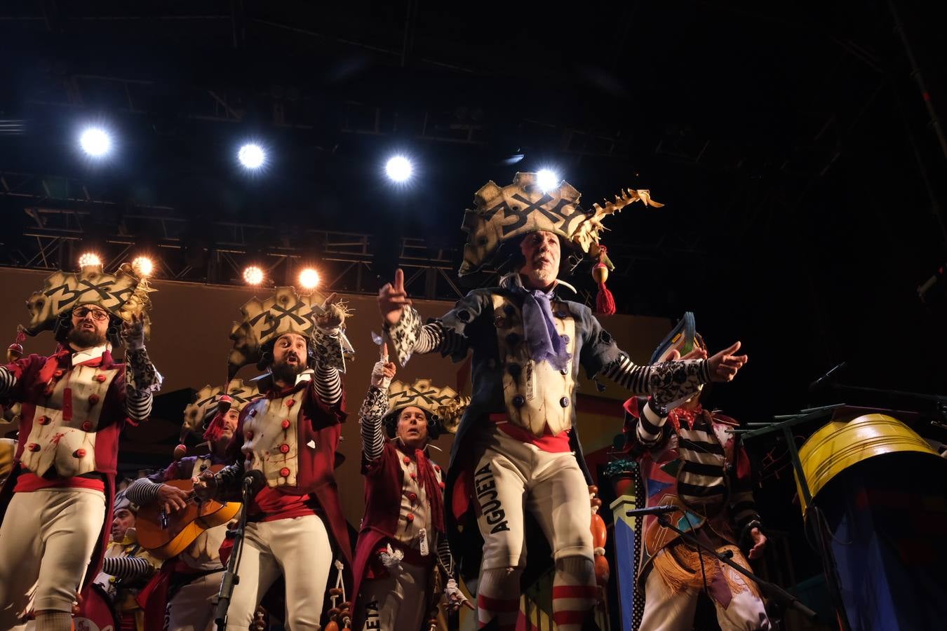 FOTOS: David Palomar, pregonero del Carnaval de Cádiz, levanta la plaza de San Antonio