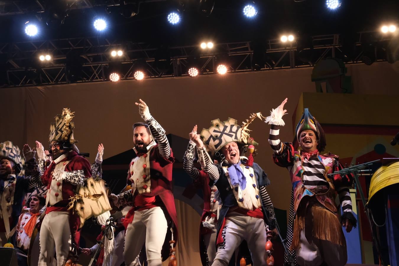 FOTOS: David Palomar, pregonero del Carnaval de Cádiz, levanta la plaza de San Antonio