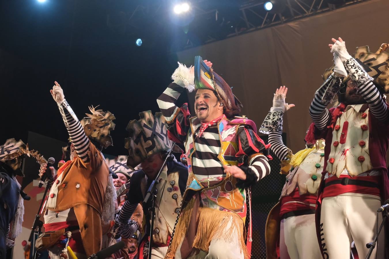 FOTOS: David Palomar, pregonero del Carnaval de Cádiz, levanta la plaza de San Antonio