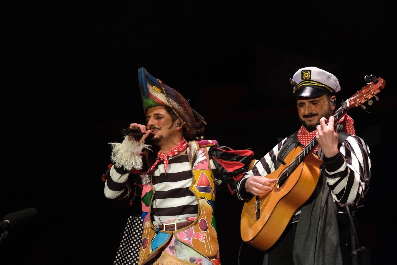 FOTOS: David Palomar, pregonero del Carnaval de Cádiz, levanta la plaza de San Antonio