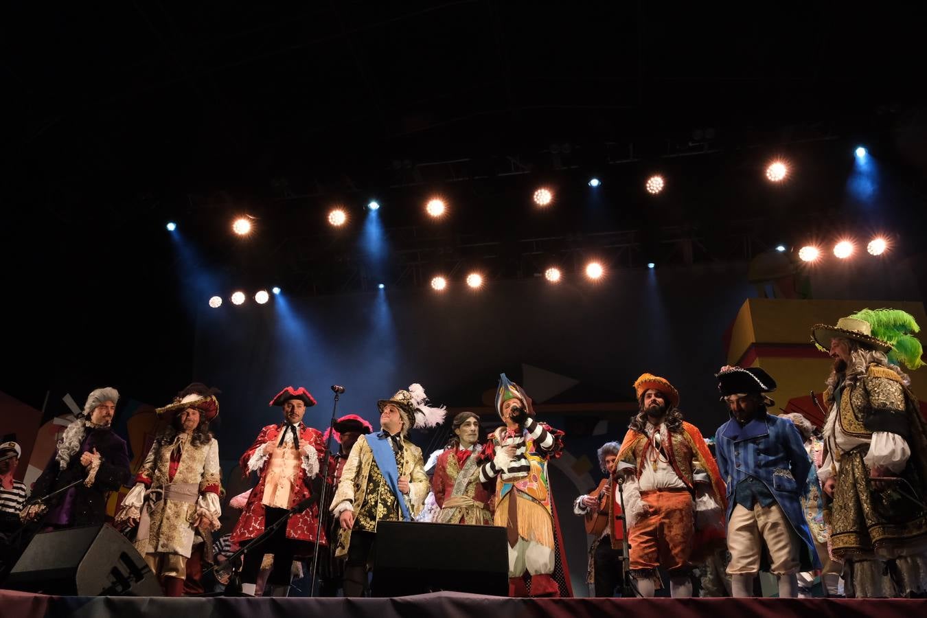 FOTOS: David Palomar, pregonero del Carnaval de Cádiz, levanta la plaza de San Antonio