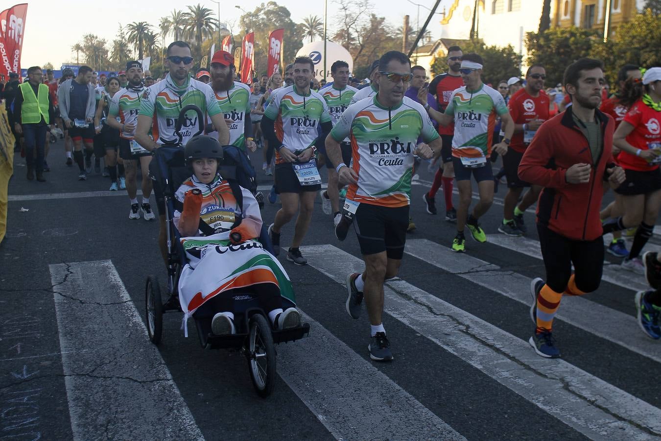 Gran ambiente en la salida del Zurich Maratón Sevilla 2020