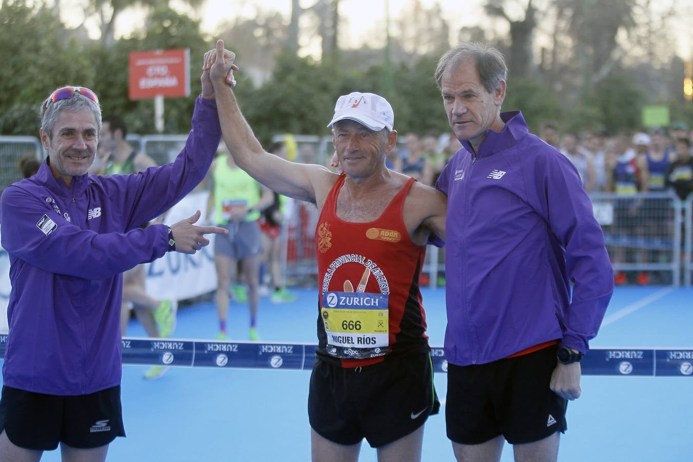 Gran ambiente en la salida del Zurich Maratón Sevilla 2020