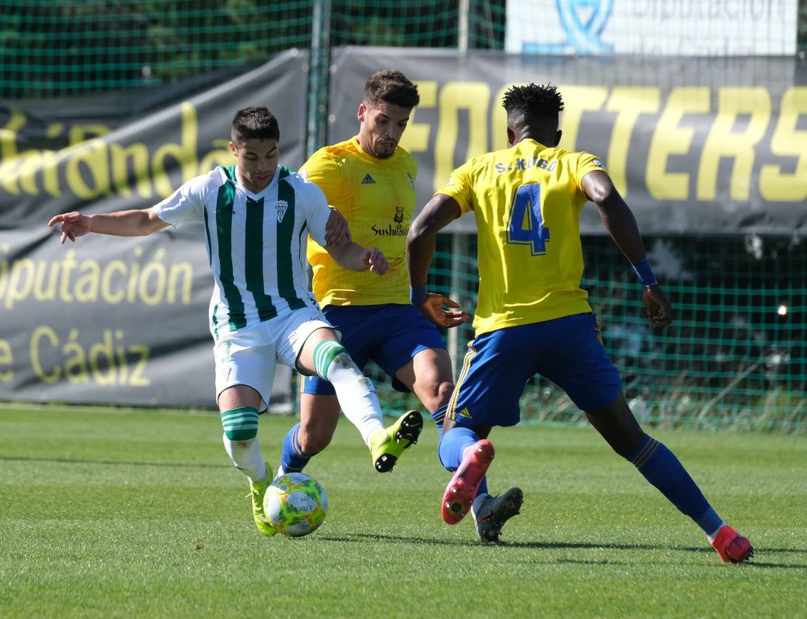 El Cádiz B-Córdoba CF y la afición blanquiverde, en imágenes