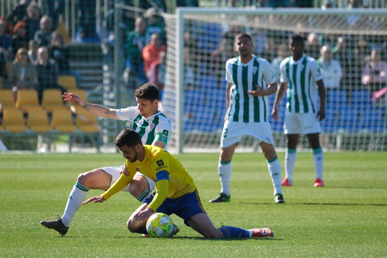 El defensa del Córdoba CF Djetei vuelve a retirarse «tocado»