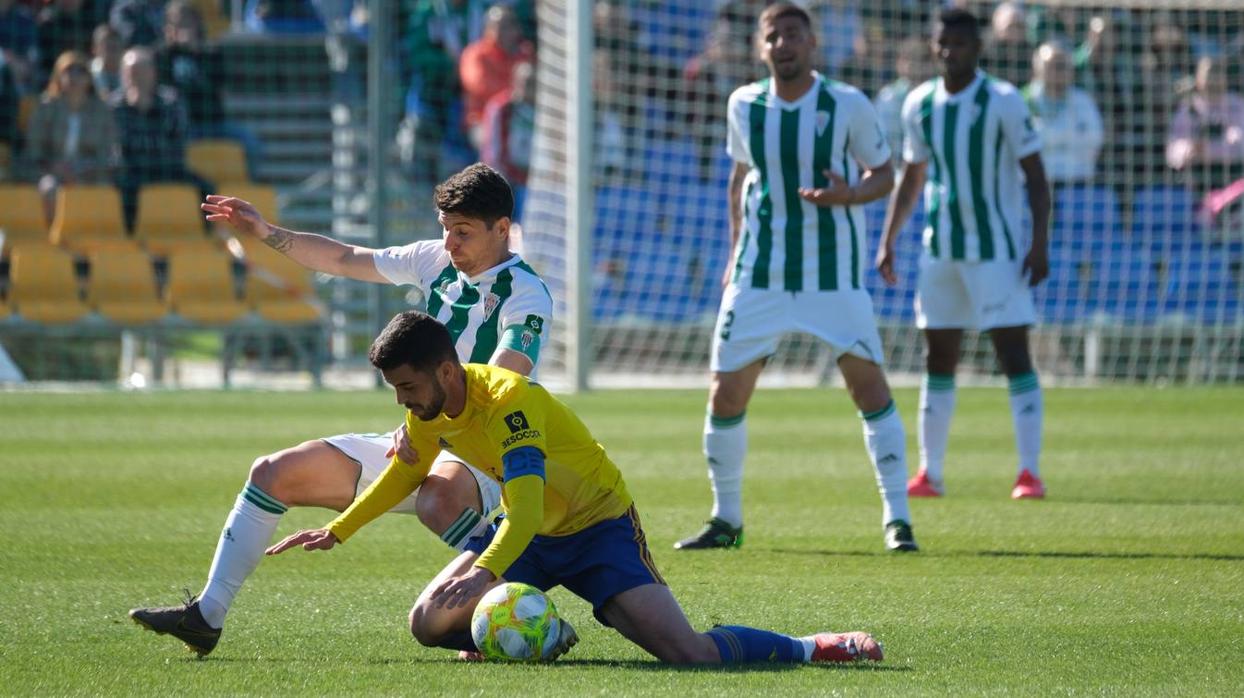 El Cádiz B-Córdoba CF y la afición blanquiverde, en imágenes