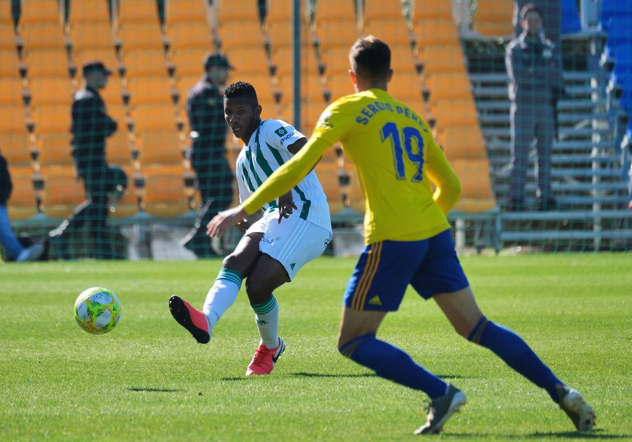 El Cádiz B-Córdoba CF y la afición blanquiverde, en imágenes