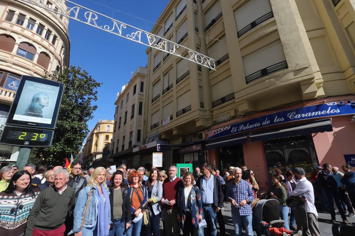 La protesta contra el regreso de Cruz Conde y Vallellano, en imágenes