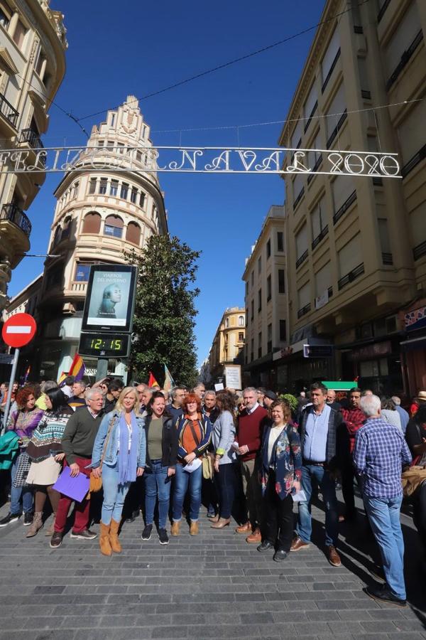 La protesta contra el regreso de Cruz Conde y Vallellano, en imágenes