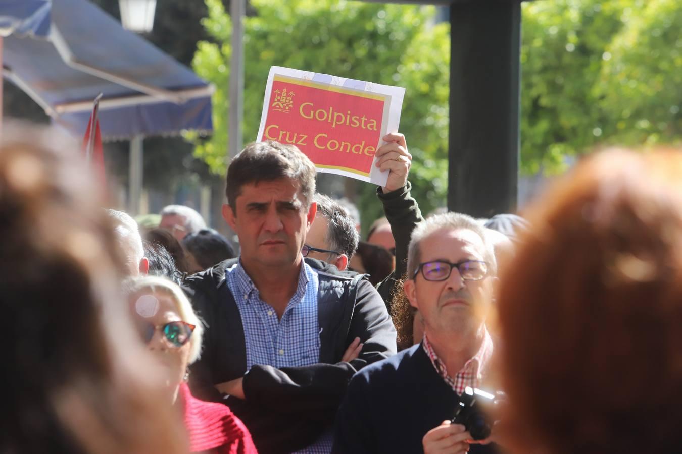 La protesta contra el regreso de Cruz Conde y Vallellano, en imágenes