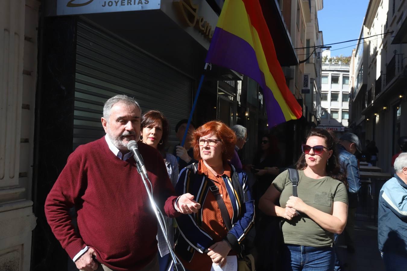 La protesta contra el regreso de Cruz Conde y Vallellano, en imágenes