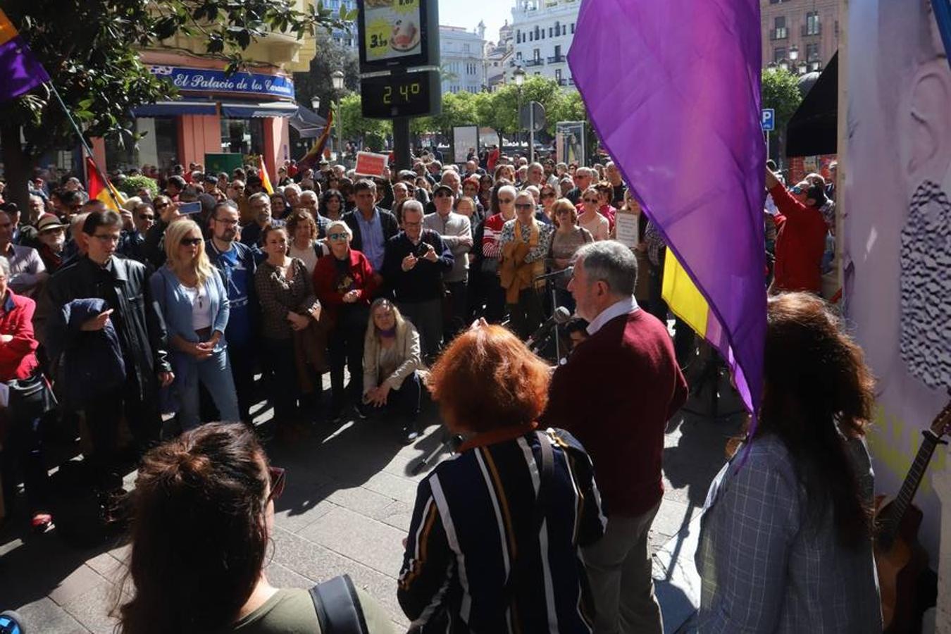 La protesta contra el regreso de Cruz Conde y Vallellano, en imágenes