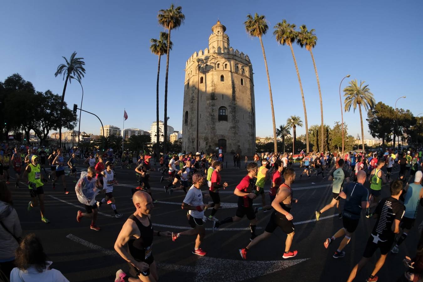 Gran ambiente en la salida del Zurich Maratón Sevilla 2020