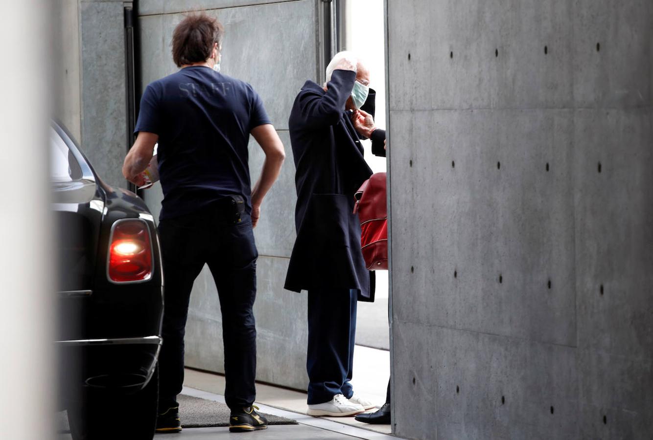 El diseñador Giorgio Armani se pone una mascarilla antes de entrar al recinto donde se celebra la Milan Fashion Week. 