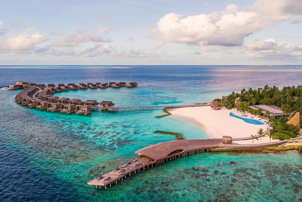 Tu isla de lujo en Maldivas. St. Regis Maldives ofrece una experiencia de lo más exclusiva dando a sus clientes las llaves de la tranquila isla de Vommuli, eso sí, no sale nada barato. La cadena hotelera pide a los huéspedes que quieren disfrutar de la exclusividad e intimidad 230.320 euros por noche.