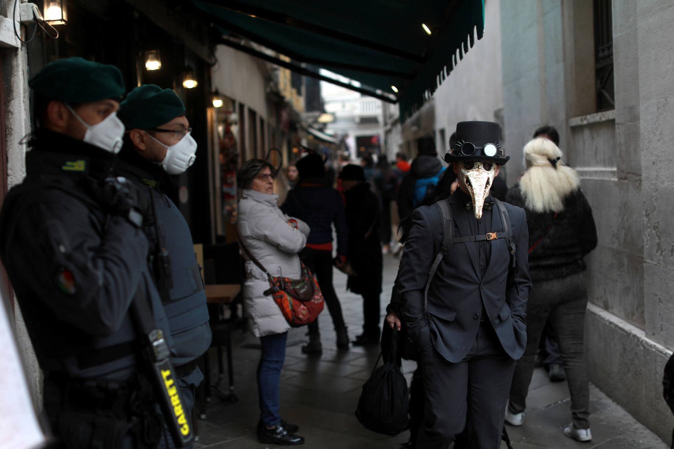 Policías con mascarillas vigilan el Carnaval de Venecia. 