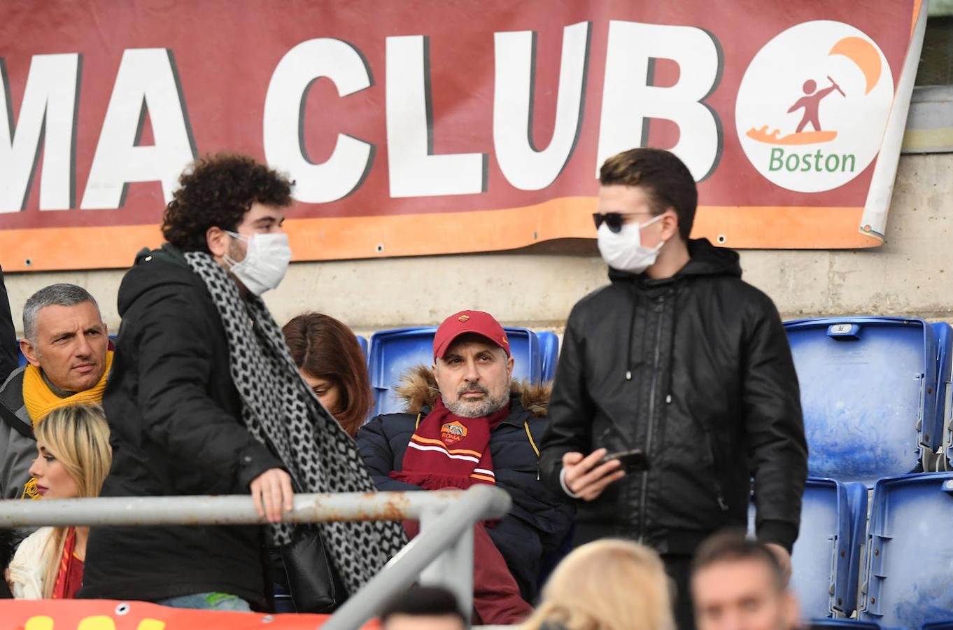 El Roma - Lecce estuvo marcado por la presencia de numerosos aficionados que acudieron al estadio con mascarillas. 