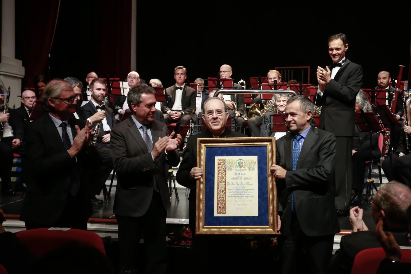 En imágenes, entrega de la Saeta de Oro de Cope al arzobispo Asenjo