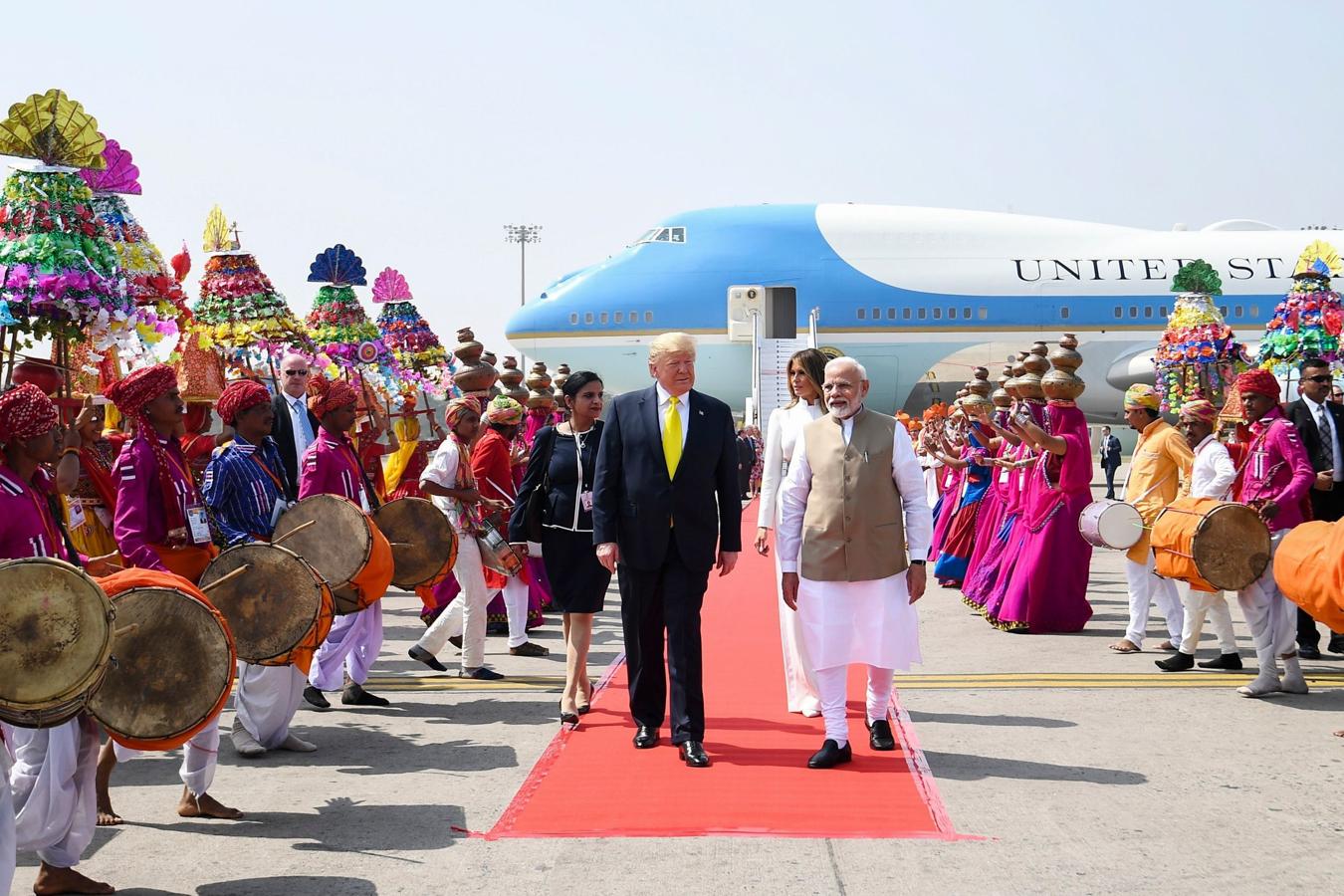 El Primer Ministro indio Narendra Modi recibe y da la bienvenida al presidente Donald Trump a su llegada al aerpuerto de Ahmedabad. 